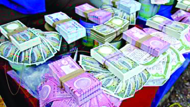 ঈদে নতুন টাকা পেতে জমজমাট বেচাকেনা খোলা বাজারে