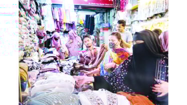 ঈদের কেনাকাটায় সরগরম রাজশাহীর সিল্কপল্লী