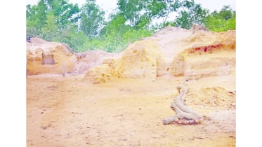 কক্সবাজারে নির্বিচারে পাহাড় কাটছে দুর্বৃত্তরা