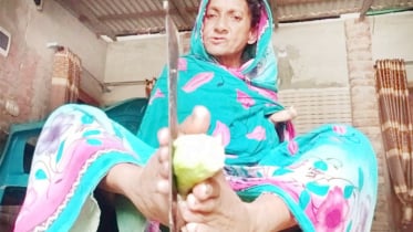 হাত ছাড়াই জীবনযুদ্ধে জয়ী সাকিরন খাতুন