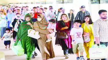ঈদ উপলক্ষে রাজধানী ছাড়ছে নগরবাসী
