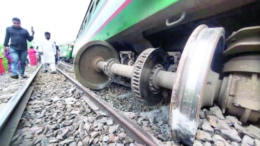 নীলসাগর এক্সপ্রেসের ৯ বগি লাইনচ্যুত চলাচল বন্ধ