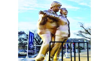 টাইটানিক ছবির আদলে ট্রাম্প-এপস্টেইনের ভাস্কর্য