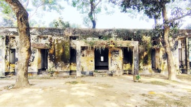 অবহেলায় ধ্বংসের পথে স্বাস্থ্যকেন্দ্র 