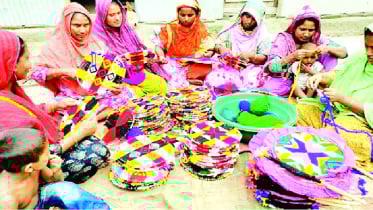 হাতপাখায় জীবন-চাকা