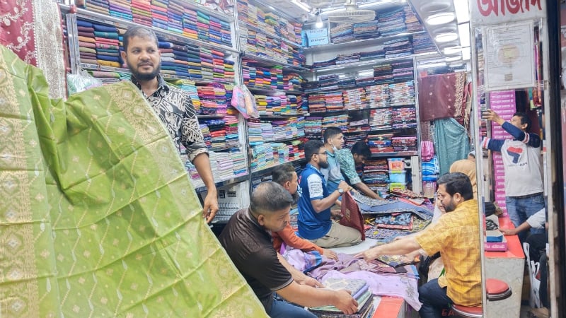 বেচা- কেনা জমজমাট হলেও বাড়তি দামে নাখুশ  ক্রেতারা