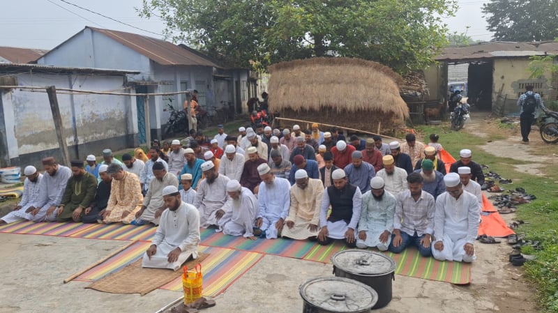 হরিণাকুন্ডুতে সৌদি আরবের সঙ্গে মিল রেখে ঈদুল ফিতরের নামাজ আদায়