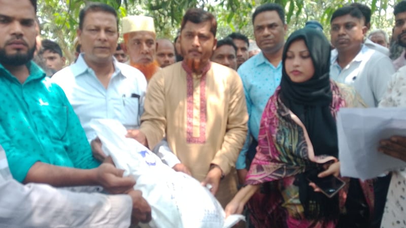 ক্ষতিগ্রস্ত ৬৫ পরিবারে নগদ অর্থ-খাদ্য সামগ্রী বিতরণ