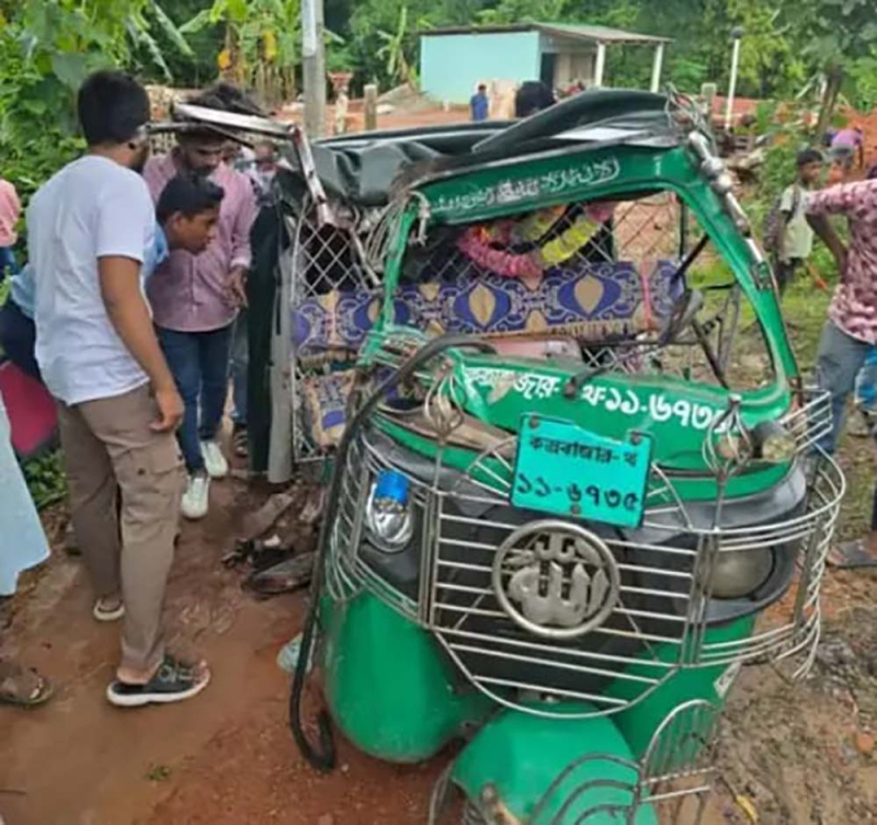 কক্সবাজারে সিএনজি-কাভার্ড ভ্যানের মুখোমুখি সংঘর্ষ: নিহত ৩