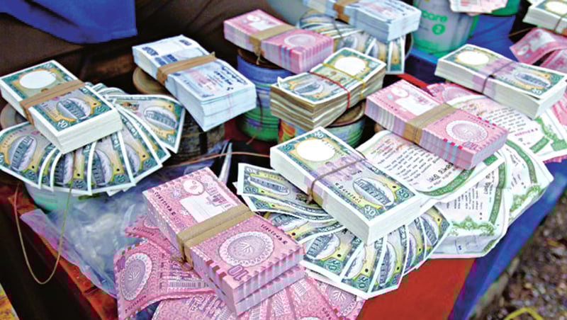 ঈদে নতুন টাকা পেতে জমজমাট বেচাকেনা খোলা বাজারে