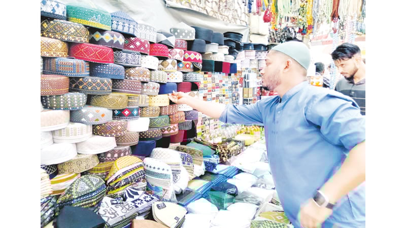 ঈদের কেনাকাটায় ফুটপাতই ভরসা