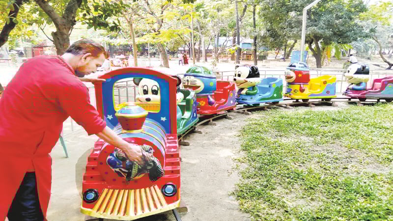 চিড়িয়াখানা থেকে উদ্যানে চষে বেড়াবে রঙিন মন