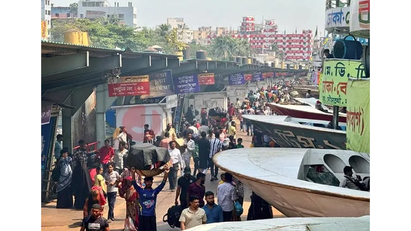 এবার নৌপথে যাত্রায় সদরঘাটে ফ্রি কুলি