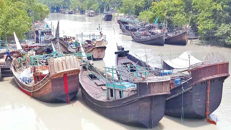তেল না পেয়ে সাগরে যেতে পারছে না হাজারো ট্রলার