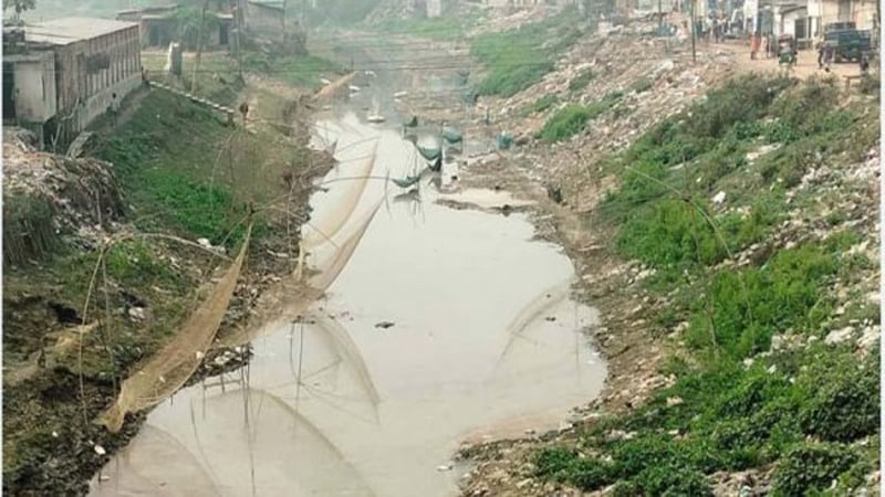 ময়লা ও দখলে ধুঁকছে সোনাই নদী