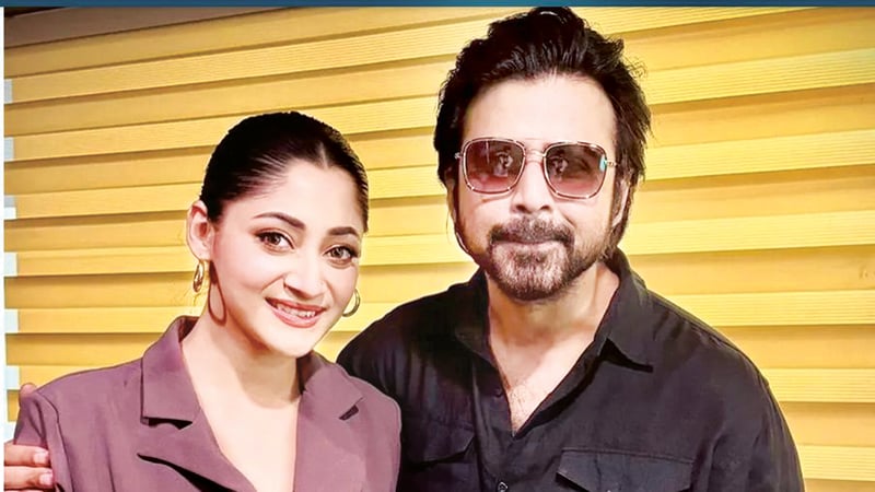 স্টেডিয়ামে নজর কাড়লেন পূজা-নিশো