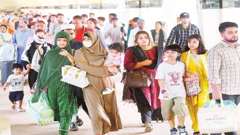ঈদ উপলক্ষে রাজধানী ছাড়ছে নগরবাসী