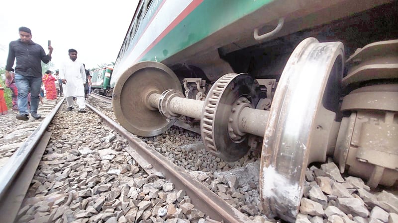 নীলসাগর এক্সপ্রেসের ৯ বগি লাইনচ্যুত চলাচল বন্ধ