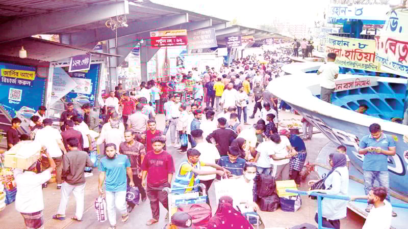 টার্মিনালে ঘরমুখো মানুষের ভিড় বাড়ছে যাত্রীর চাপ