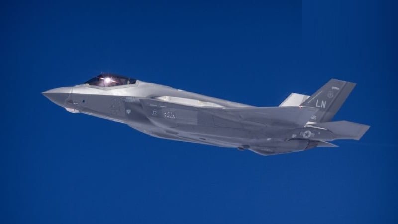 ইরানের হামলায় জরুরি অবতরণে মার্কিন এফ-৩৫! যুদ্ধের মোড় ঘুরছে নাকি?