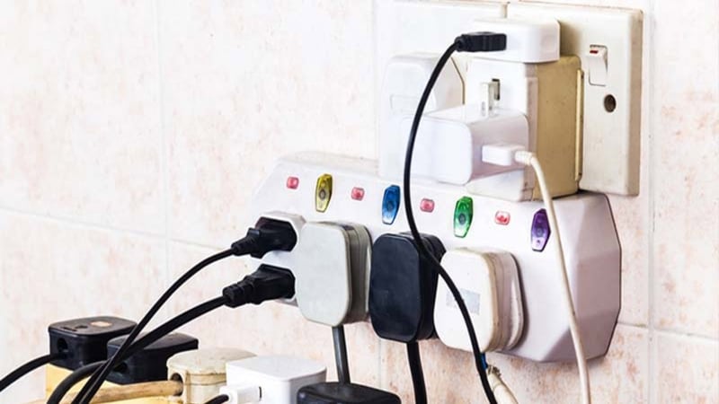 চার্জার সারাক্ষণ প্লাগে লাগিয়ে রাখলে কি সত্যিই বিদ্যুৎ বিল বাড়ে?