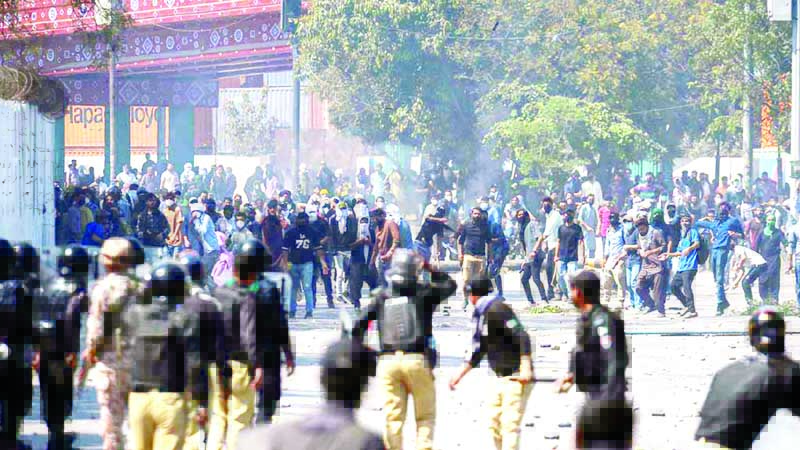 করাচীতে বিক্ষোভকারীদের মার্কিন সেনাদের গুলি