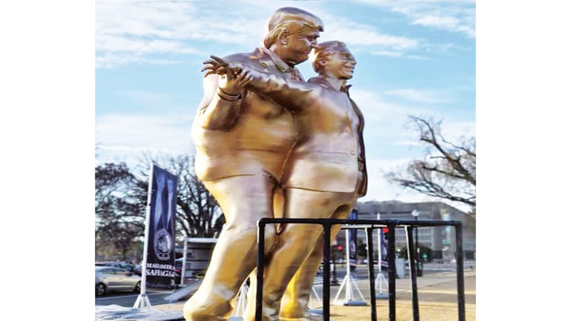 টাইটানিক ছবির আদলে ট্রাম্প-এপস্টেইনের ভাস্কর্য