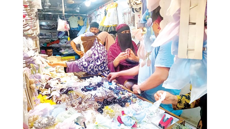 নারায়ণগঞ্জে শেষ মুহূর্তে জমে উঠেছে ঈদের কেনাকাটা