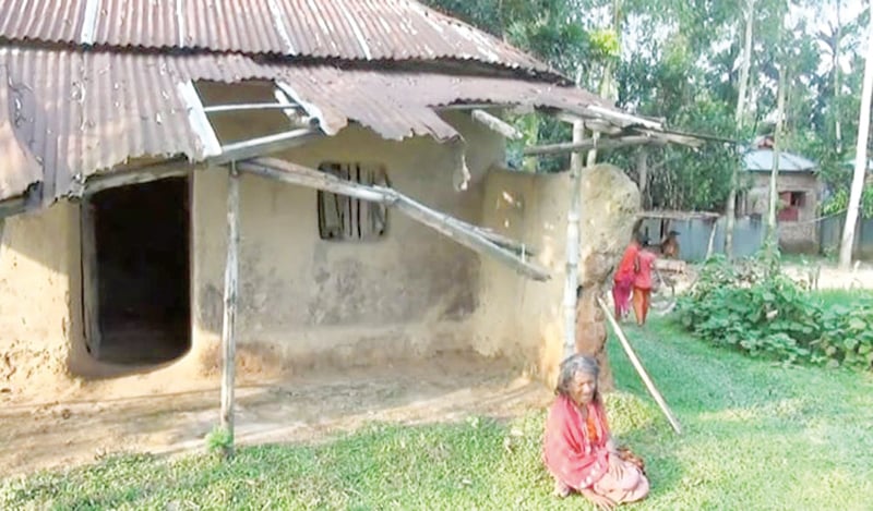 ঝুপড়ি ঘরে জীবন কাটছে প্রতিবন্ধী মেহেরুন নেছার