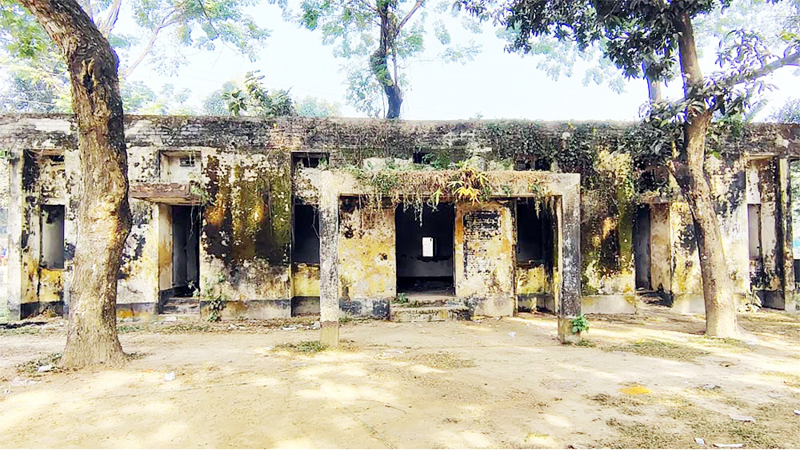 অবহেলায় ধ্বংসের পথে স্বাস্থ্যকেন্দ্র 