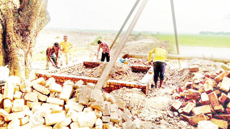 চাঁপাইনবাবগঞ্জে গভীর নলকূপ নির্মাণে ৪০ বছরের পুরাতন ইট