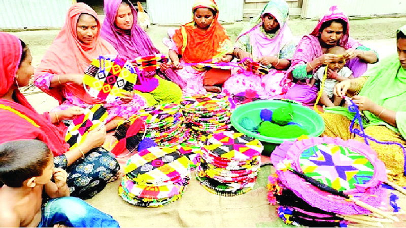 হাতপাখায় জীবন-চাকা