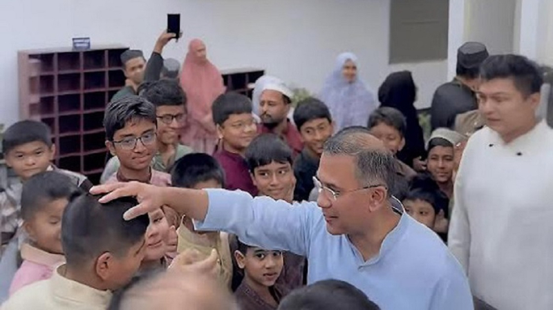 জুমার নামাজ শেষে শিশুদের সঙ্গে প্রধানমন্ত্রীর শুভেচ্ছা বিনিময়