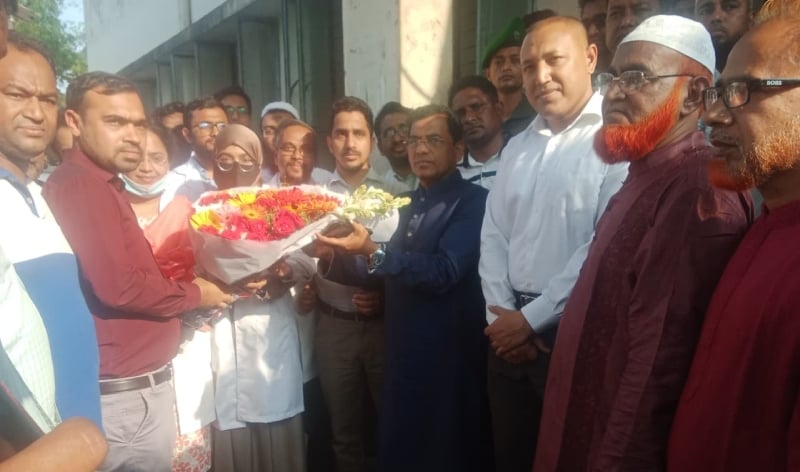 মুকসুদপুর স্বাস্থ্য কমপ্লেক্সে টিকিট কেটে সেবা নিলেন এমপি সেলিম