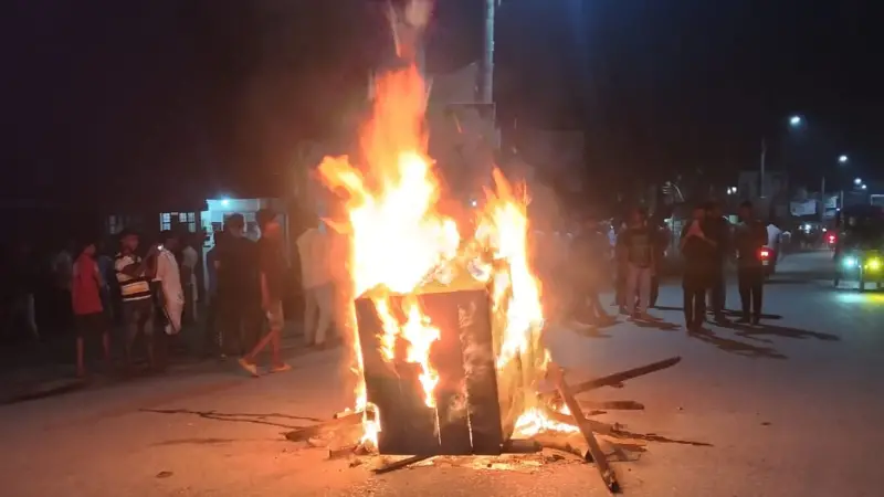 ছবি: আগুন জ্বালিয়ে সড়ক অবরোধ করে বিক্ষোভ করেছে বাস শ্রমিকরা 