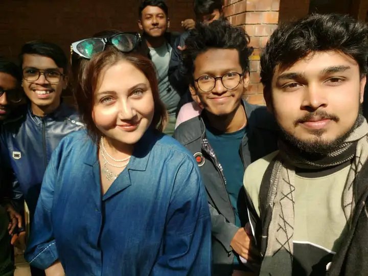 ভক্তদের সঙ্গে ফটোসেশনে স্বস্তিকা।