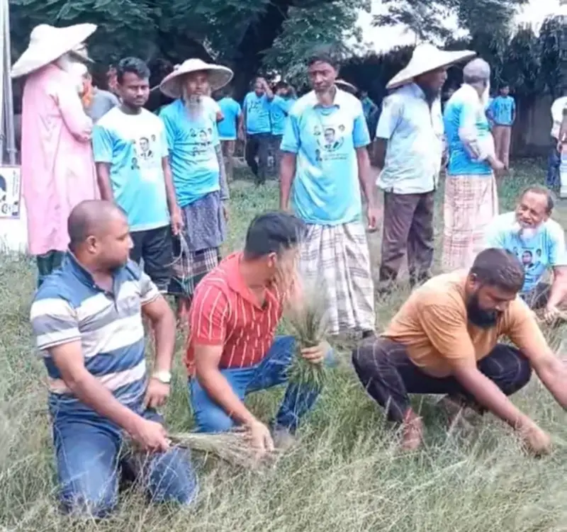 ছবি: উন্নয়ন প্রকল্প বাস্তবায়নের লক্ষ্যে মহাস্থান ডিগ্রী কলেজ মাঠে আগাছা পরিষ্কার-পরিচ্ছন্নের কাজ চলছে