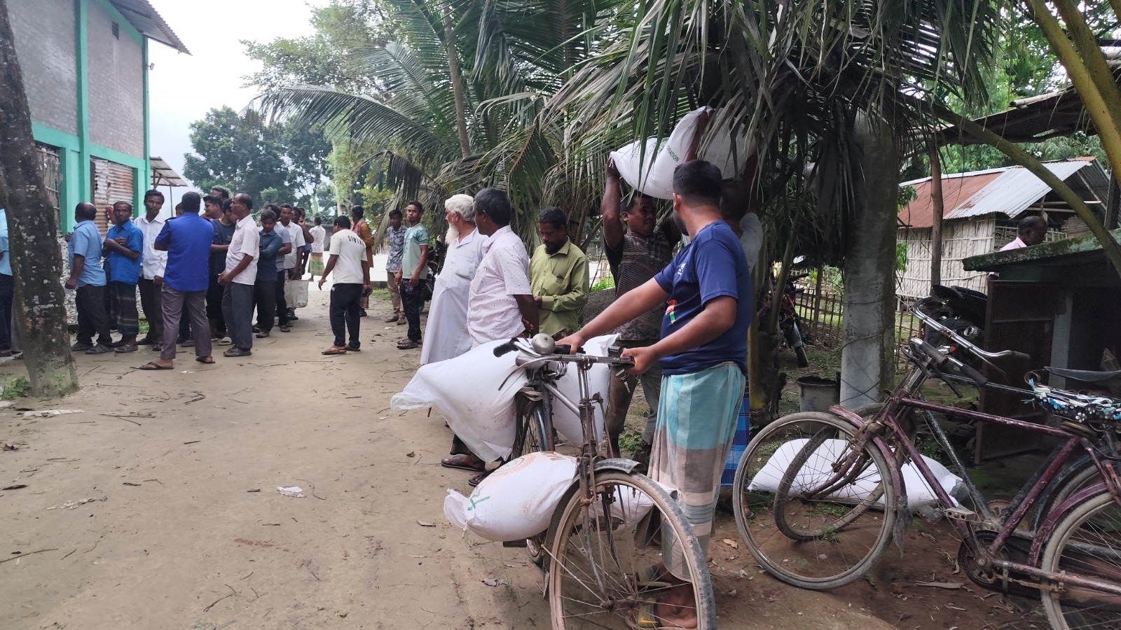 দুটো উপজেলা প্রশাসনের জব্দ করা সার কৃষকদের নিকট সরকারি মূল্যে বিক্রি করছেন কৃষি বিভাগের লোকজন।