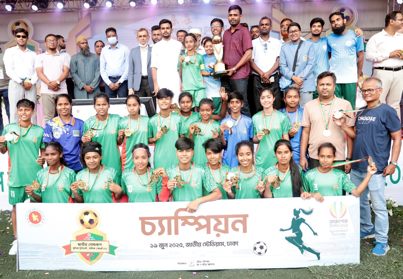 ক্রীড়া উপদেষ্টার সঙ্গে বালিকা বিভাগের চ্যাম্পিয়ন রাজশাহীর মেয়েরা
