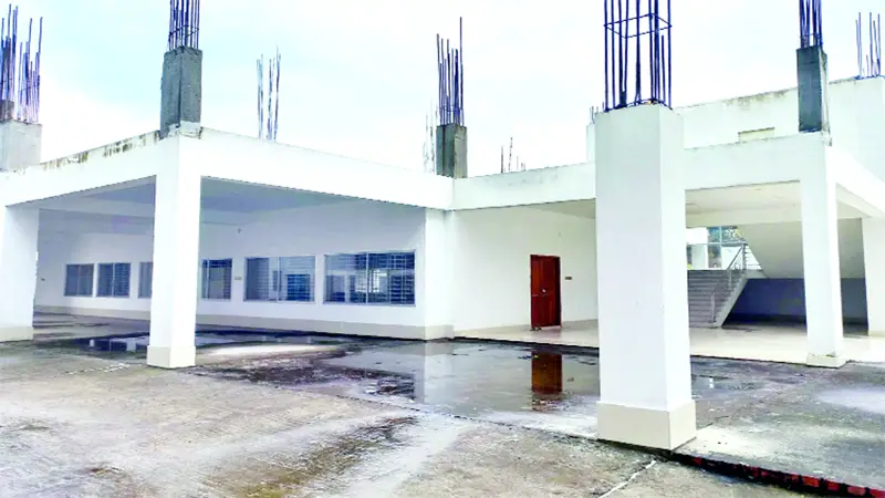 শাজশাহী : প্রাচীন সাধারণ গ্রন্থাগারটি আধুনিক গ্রন্থাগার কমপ্লেক্সের রূপ দিতে গিয়ে মাঝপথে আটকে আছে বই-পত্রহীন অসমাপ্ত অবকাঠমো    -জনকণ্ঠ