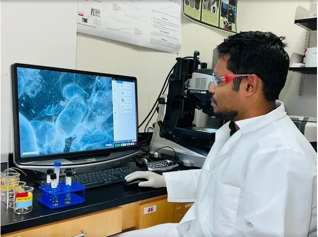 ল্যাবে কাজ করছেন জাবেদ পারভেজ। ছবি: সংগৃহীত