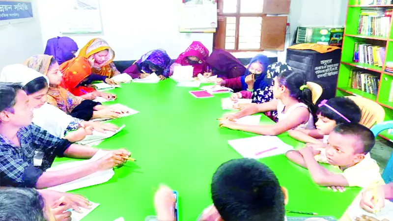 নওগাঁ জেলার নিভৃতগ্রাম মশিদপুর শিক্ষা উন্নয়ন পাঠাগারে অধ্যয়নরত শিক্ষার্থীরা    -জনকণ্ঠ