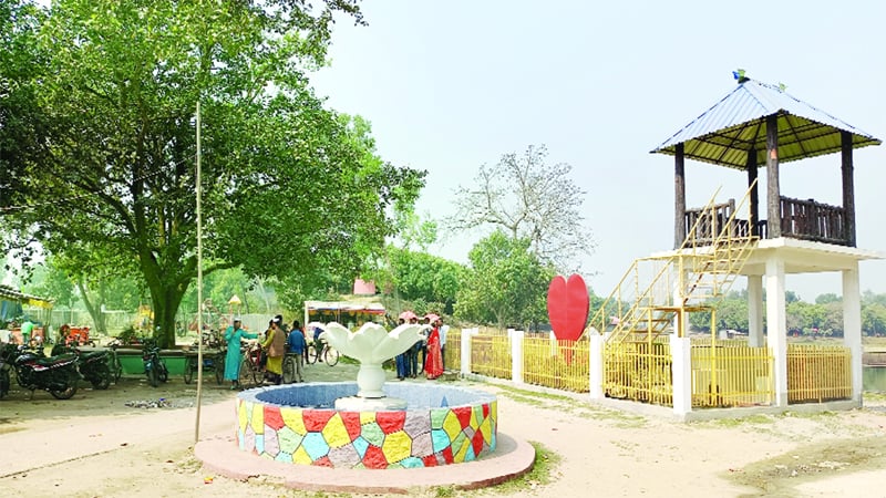 রাণীশংকৈলের পরিষদের পক্ষ থেকে রামরাই দীঘিতে নির্মিত ভালোবাসার প্রতিকৃতিতে দর্শনার্থীদের ভীড়    -জনকণ্ঠ