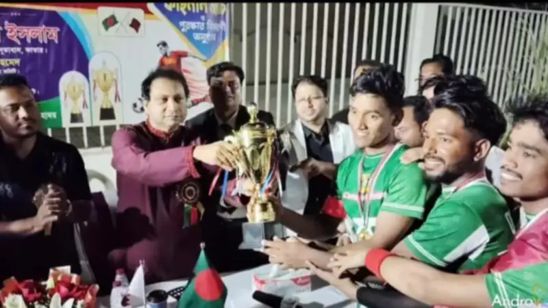 ছবি: চ্যাম্পীয়ন ই.এফ.এ চট্টগ্রাম বিভাগের অধিনায়েকর হাতে কাপ তুলে দেন রাষ্ট্রদূত মো: নজরুল ইসলাম।