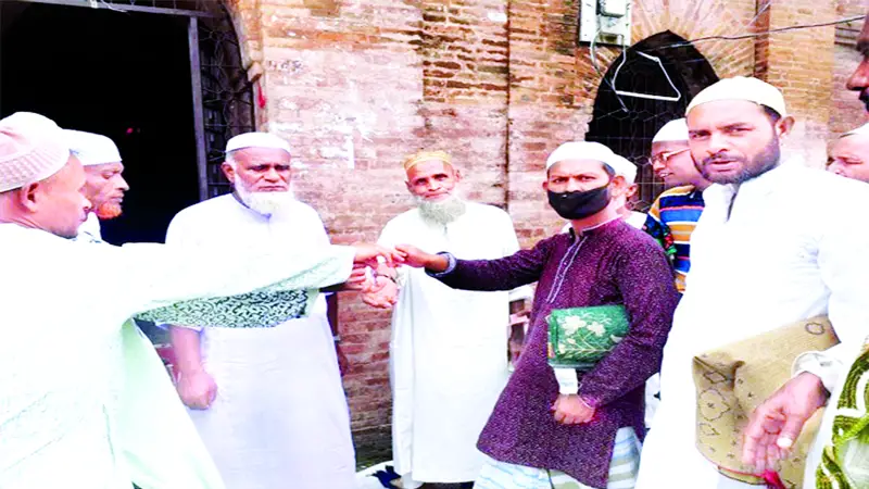 মসজিদ থেকে নামাজ পড়ে বের হয়েছেন মুসল্লিরা