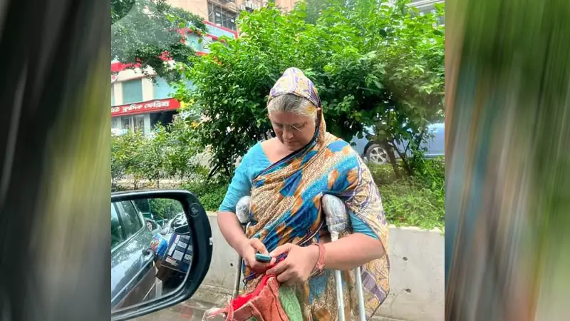  নিজের মোবাইলে বিকাশের মেসেজ চেক করছেন ষাটোর্ধ্ব ওই নারী। ছবি:  ফেসবুক থেকে