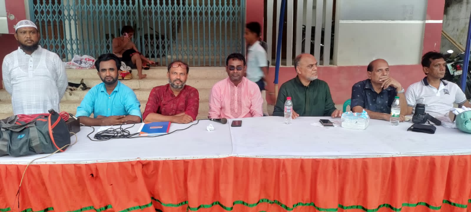 খেলা উপভোগ করছেন ১৯৮৯ সালে প্রেসিডেন্ট গোল্ডকাপজয়ী বাংলাদেশ লাল দলের সাবেক ফুটবলার আওলাদ হোসেন লিটন (বা থেকে পঞ্চম)।