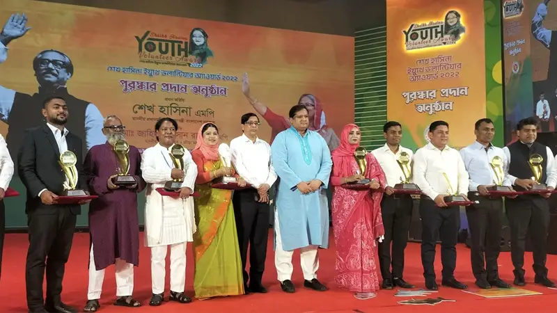 পুরস্কার মঞ্চে প্রতিমন্ত্রীসহ অন্যদের সঙ্গে ফটোসেশন লিপির। ছবি: জনকণ্ঠ