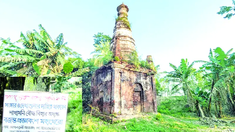 কলাপাড়া : খাপড়াভাঙ্গা গ্রামে রাখাইনদের প্রাচীন এই বৌদ্ধসঠসহ মন্দিরটির বেহাল দশা