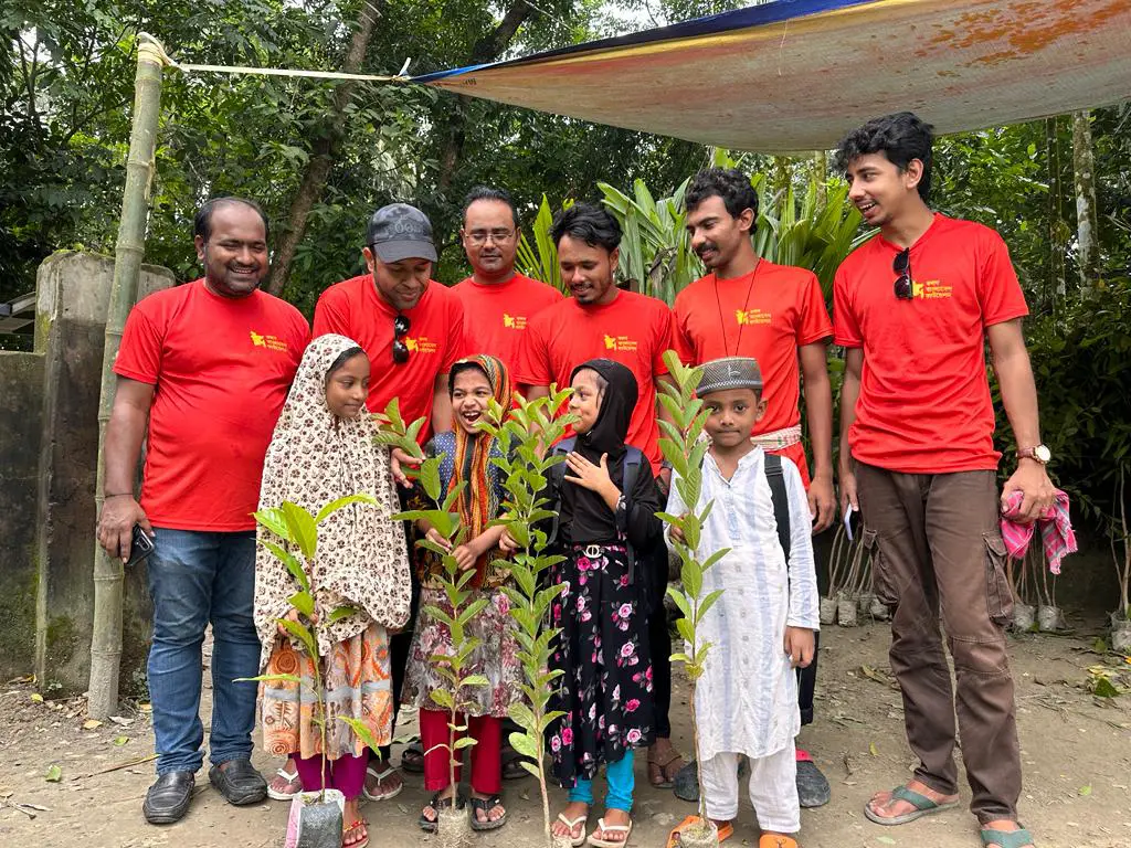  শিশুদের হাতে গাছ তুলে দেন বৃক্ষপ্রেমিকরা। ছবি: ফলদ বাংলাদেশ।